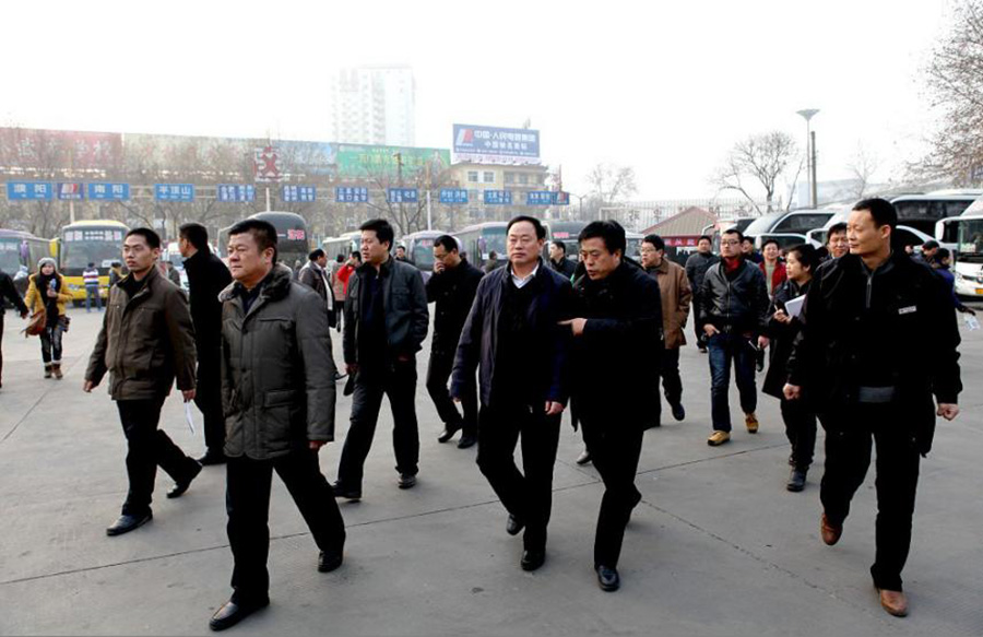 2012年1月12日，洛陽市政府副市長宋殿宇（右三）到洛陽汽車站檢查春運工作。